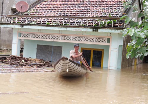 Hundreds of houses and schools in Phu Yen lie under floodwaters on November 3 (Photo: SGGP) Hundreds of houses and schools in Phu Yen lie under floodwaters on November 3 (Photo: SGGP)